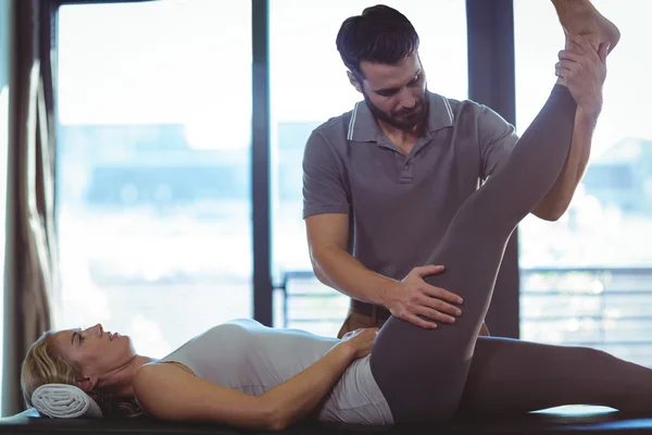 Physiotherapeut gibt einer Patientin eine Fußmassage — Stockfoto