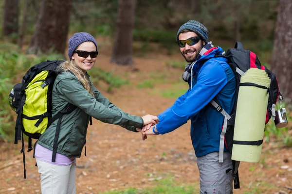 Caminhante casal de mãos dadas na floresta — Fotografia de Stock