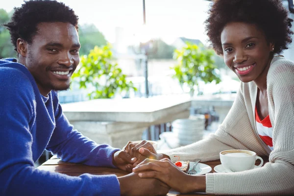 Pareja joven cogida de la mano mientras toma café —  Fotos de Stock