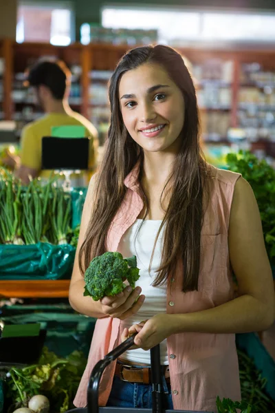 Brokoli organik bölümünde satın alma kadın — Stok fotoğraf