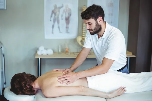 Fisioterapeuta devolvendo massagem a uma mulher — Fotografia de Stock