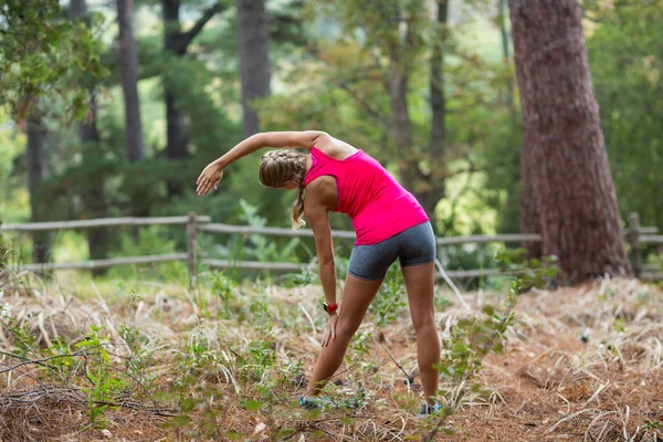 Žena cvičení v lese — Stock fotografie