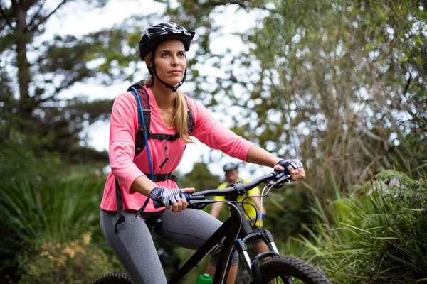 Kadın yolda Bisiklete binme — Stok fotoğraf