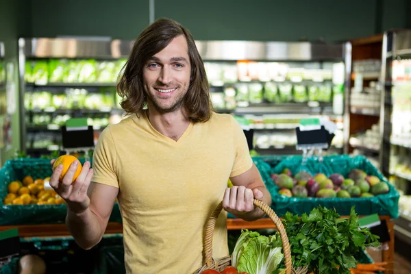 Man holding orange — Stock Photo, Image