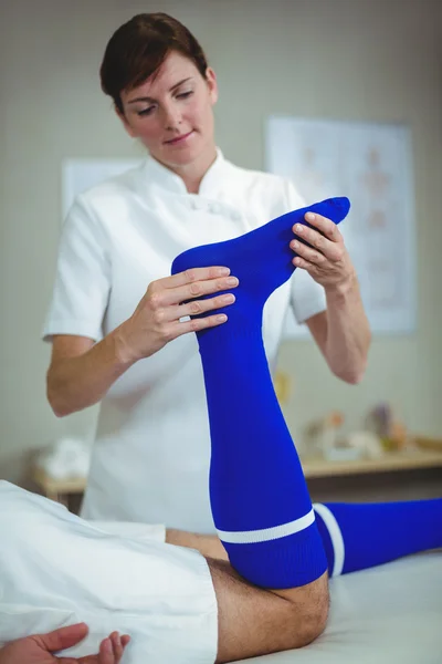 Fisioterapeuta dando masaje de pies a un paciente —  Fotos de Stock