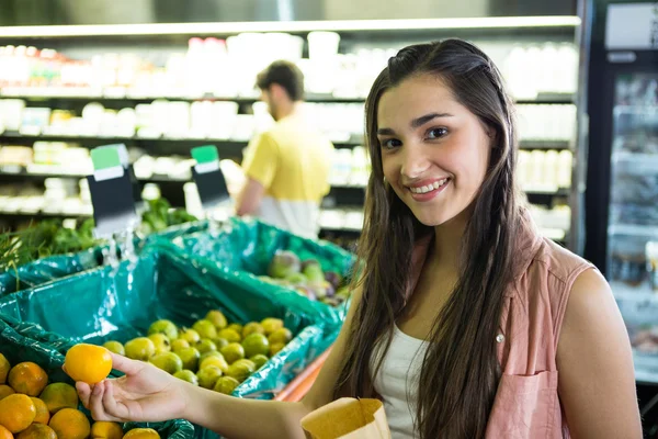 Donna che acquista frutta fresca al supermercato — Foto Stock