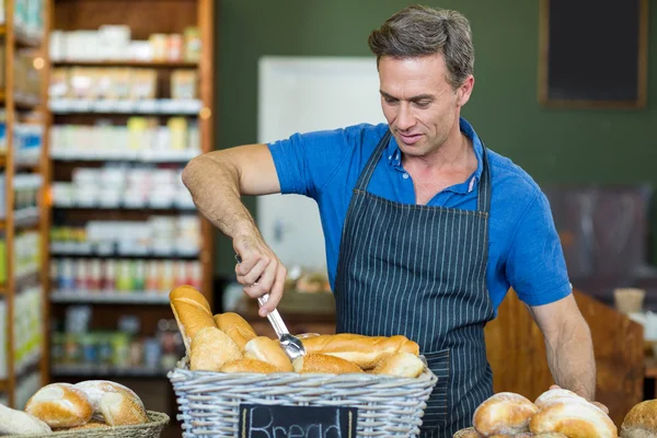Чоловічий персонал, що працює в хлібобулочному магазині — стокове фото