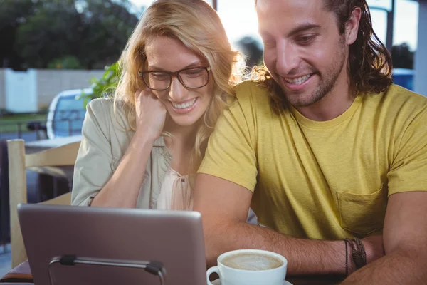 Cuplu tânăr care utilizează tabletă digitală în cantină — Fotografie, imagine de stoc