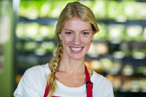 Personnel souriant au supermarché — Photo