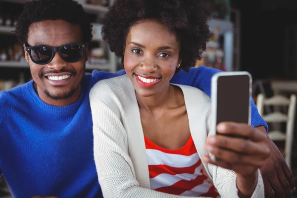 Pareja sonriente tomando una selfie — Foto de Stock