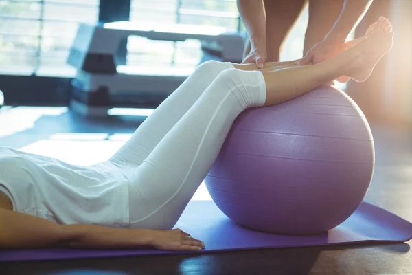 Sjukgymnast hjälpa en patient — Stockfoto