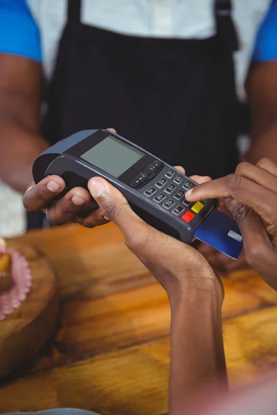 Cliente pagando con tarjeta de crédito — Foto de Stock