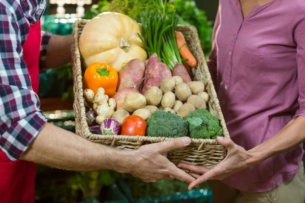 Чоловічий персонал, що допомагає жінці з продуктовими покупками — стокове фото