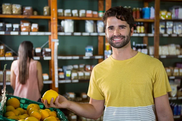 Homem bonito comprando limão doce — Fotografia de Stock