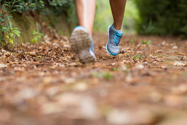 Frau joggt im Park — Stockfoto