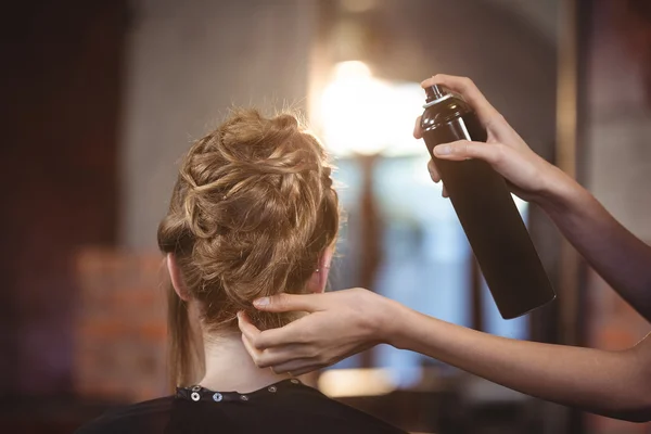 Friseurin stylt Kunden Haare — Stockfoto