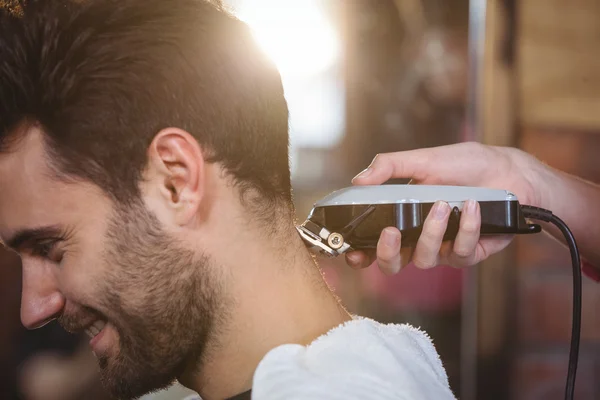 Homem recebendo seu cabelo aparado — Fotografia de Stock