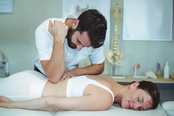 Fysiotherapeut teruggeven van massage aan een vrouw — Stockfoto