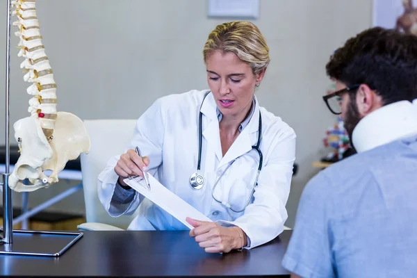 Physiotherapist interacting with patient — Stock Photo, Image