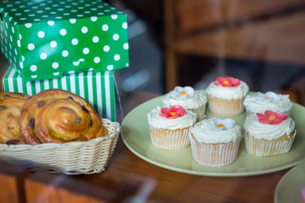 Cupcakes, desserter och lådor — Stockfoto