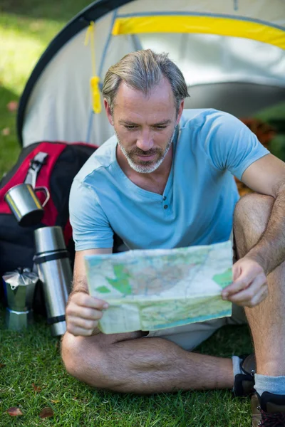 Hiker looking at map — Stock Photo, Image