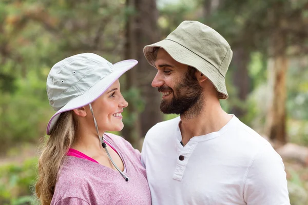 Casal caminhante olhando um para o outro — Fotografia de Stock