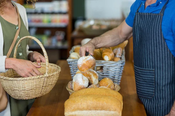 Ενότητα της γυναίκας να αγοράζοντας ψωμί στο φούρνο μέσα αποθήκευσης — Φωτογραφία Αρχείου