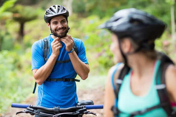 Maschio atletico indossare casco da bicicletta — Foto Stock