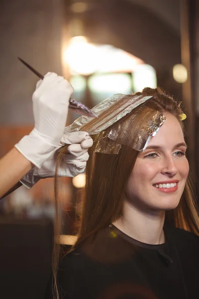 她的客户的头发染的理发师 — 图库照片