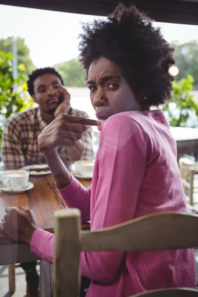 Mujer infeliz señalando su lengua en la cafetería — Foto de Stock