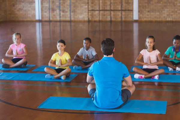 Niños de la escuela y profesor meditando —  Fotos de Stock