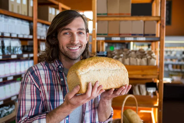 Mann mit einem Laib Brot — Stockfoto