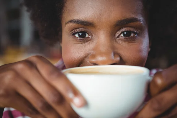 Portret van vrouw kopje koffie drinken — Stockfoto