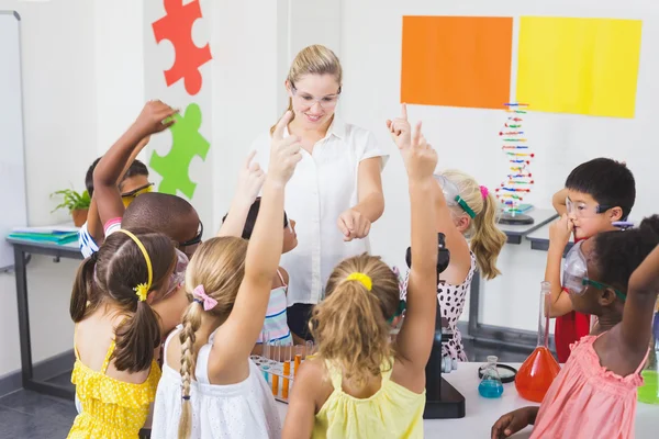 Kids raising hand in laboratory — Stock Photo, Image