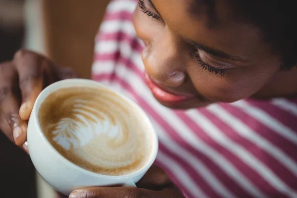 Vrouw drinken kopje koffie — Stockfoto