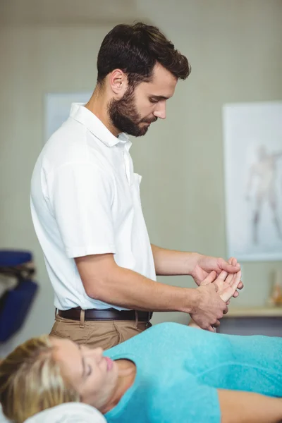 Fisioterapeuta masculino dando massagem nas mãos — Fotografia de Stock