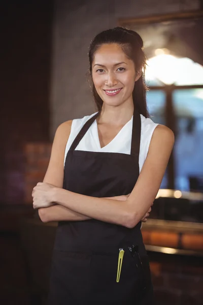 Vrouwelijke Kapper permanent met arm gekruist — Stockfoto