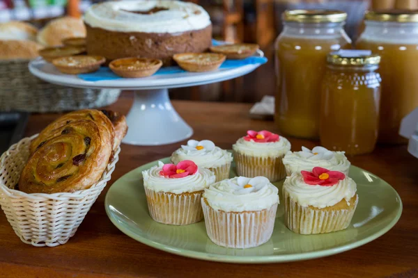 Cupcakes, pâtisserie en spirale sur comptoir — Photo