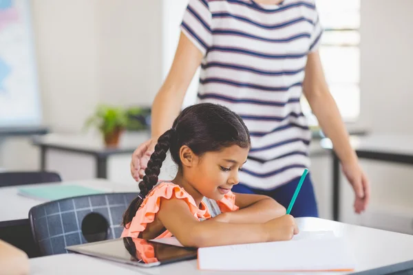 Colegiala haciendo su tarea — Foto de Stock