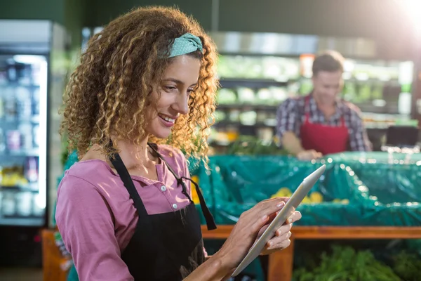 Mitarbeiterinnen nutzen digitales Tablet in Bio-Abteilung — Stockfoto