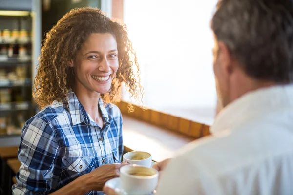 Sorrindo casal tomando café — Fotografia de Stock