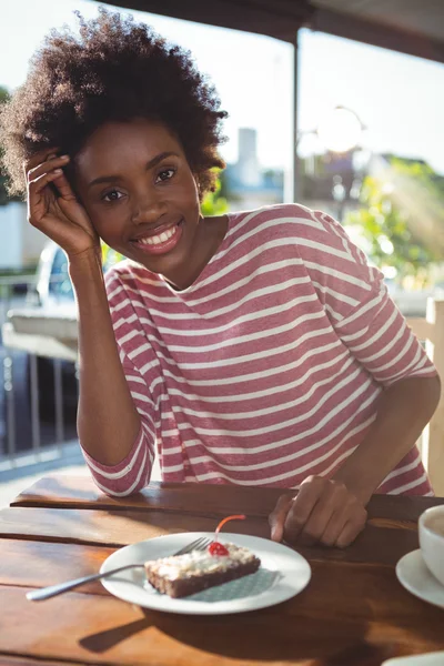 Retrato de una mujer sonriente sentada en la cafetería —  Fotos de Stock