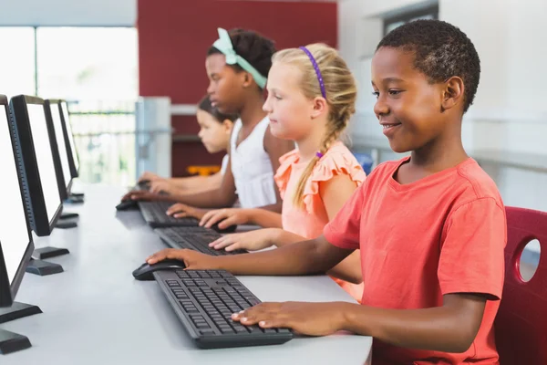 学校的孩子们在教室里使用计算机 — 图库照片