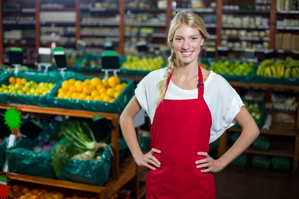 Lächelnde Mitarbeiterinnen, die mit der Hand auf der Hüfte stehen — Stockfoto