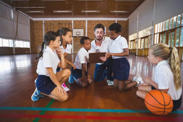 Professora do esporte e crianças da escola — Fotografia de Stock