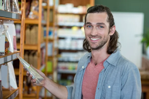 Портрет человека, покупающего продукты — стоковое фото