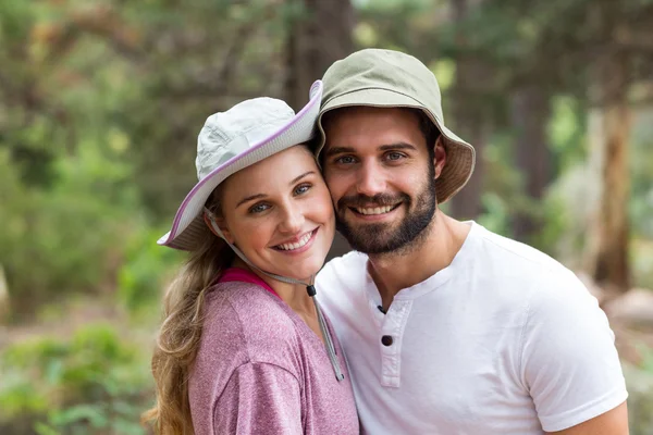 Retrato de una pareja de excursionistas abrazándose — Foto de Stock