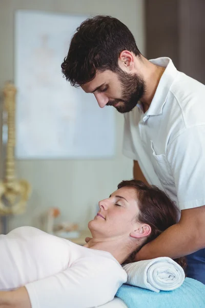 Φυσιοθεραπευτής δίνοντας λαιμό μασάζ σε μια γυναίκα — Φωτογραφία Αρχείου