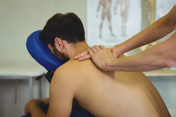 Fysiotherapeut teruggeven van massage aan een patiënt — Stockfoto