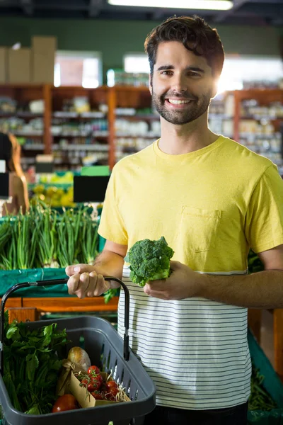 Orang membeli brokoli dan sayuran — Stok Foto